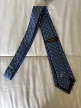 LOUIS VUITTON tie 100% silk 
light blue with classic pattern